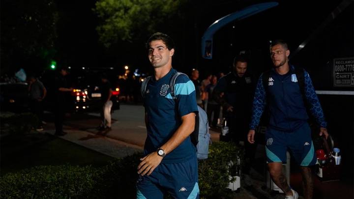 Racing ya está en Santiago del Estero y fue recibido por una multitud de hinchas