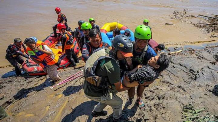 Mueren más de 500 personas tras las devastadoras inundaciones registradas en Indonesia