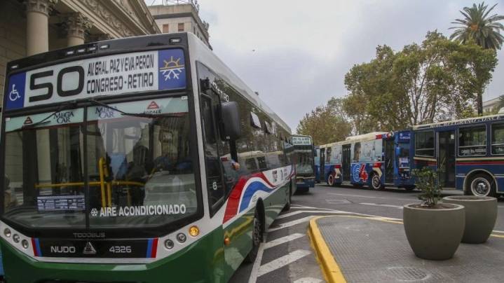 El Gobierno busca desactivar el paro de colectivos al que convocó la UTA para este viernes 5 diciembre en el AMBA