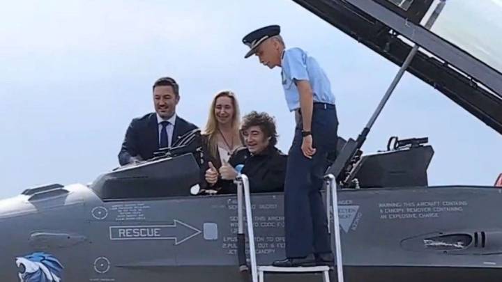 Milei festejó la llegada de seis aviones obsoletos que nadie quiere