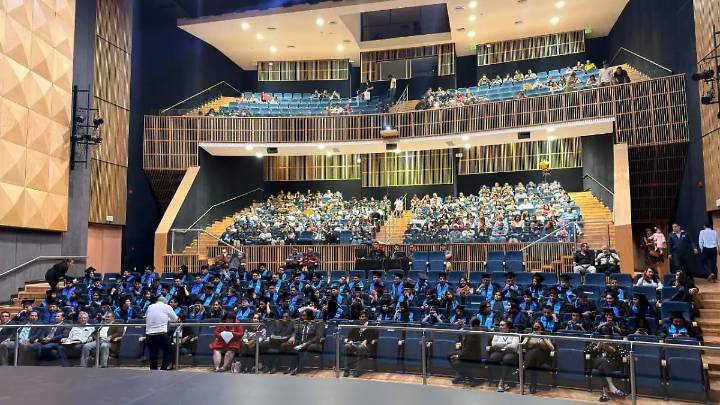 UTLB gradúa a más de 100 jóvenes en una emotiva ceremonia en el Teatro de la Ciudad