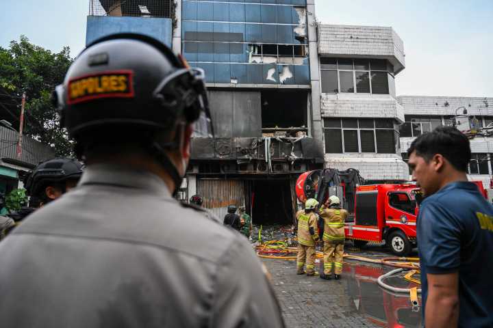 Incendio en edificio de Yakarta deja 18 muertos; continúa la búsqueda de más víctimas