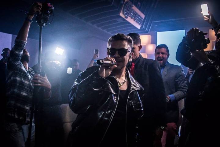 Oscarcito trajo sus éxitos de vuelta a Valencia en una noche íntima