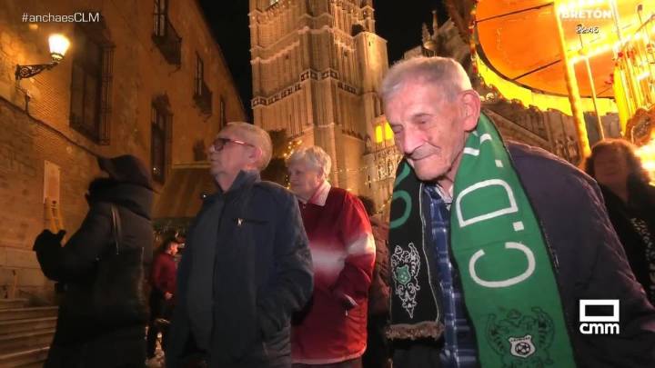 Los taxistas toledanos enseñan el encendido navideño a los mayores de 3 residencias