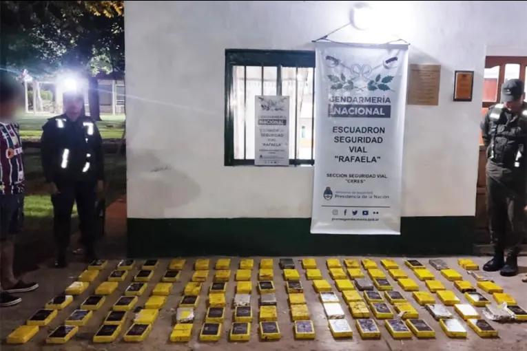 Incautaron más de 100 kilos de cocaína que ocultaban en el baúl de un auto