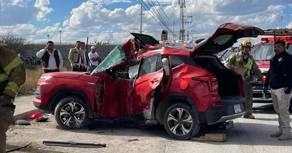 Video | Trasladan a mujer herida en aparatoso choque sobre Periférico