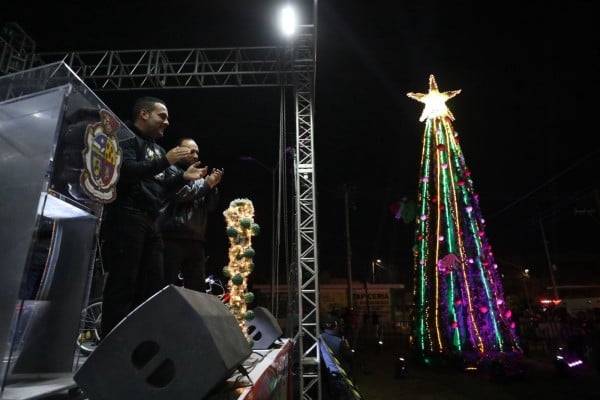 Encienden árbol navideño en Zaragoza