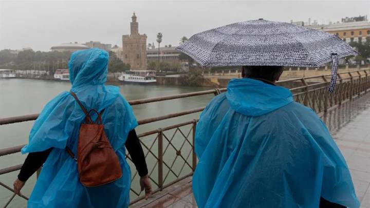 La AEMET decreta la alerta roja en Valencia y Andalucía por lluvias torrenciales para este domingo