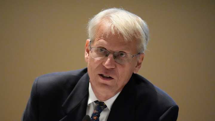 Chairman of vaccine committee leaves for new HHS job