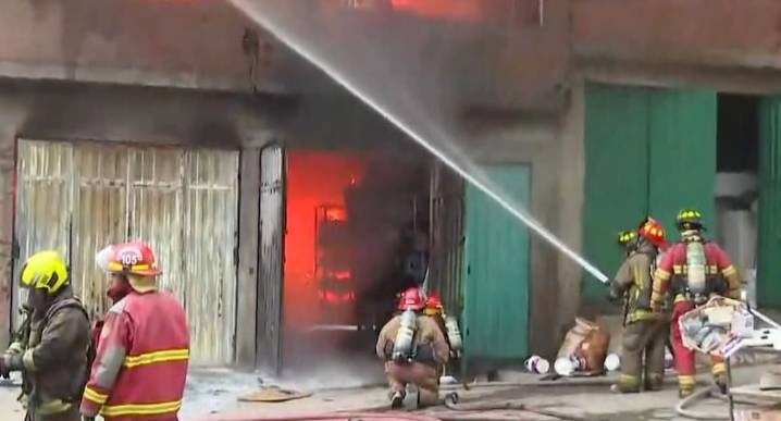 Incendio en ferretería Villa El Salvador: 11 unidades de Bomberos atienden emergencia de código dos parque industrial