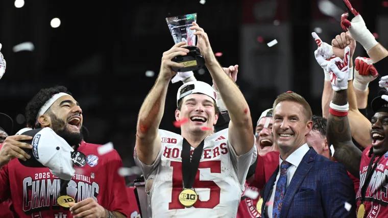 College football awards 2025: Updated list of finalists, winners for Heisman, Walker, Biletnikoff and more
