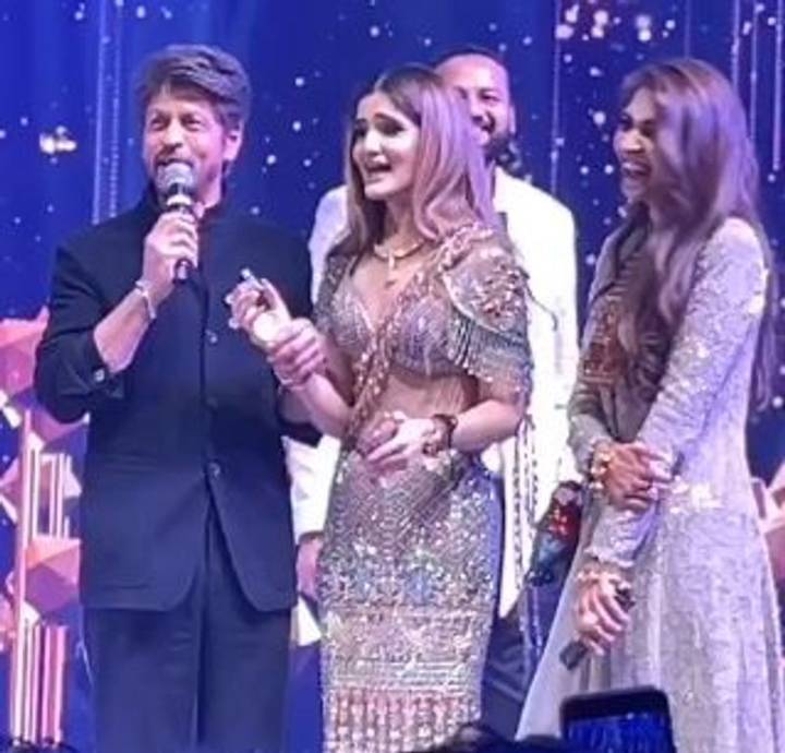 'Jaan nahi chhodte': Says SRK when asked to repeat 'zubaan kesari' line at Delhi wedding