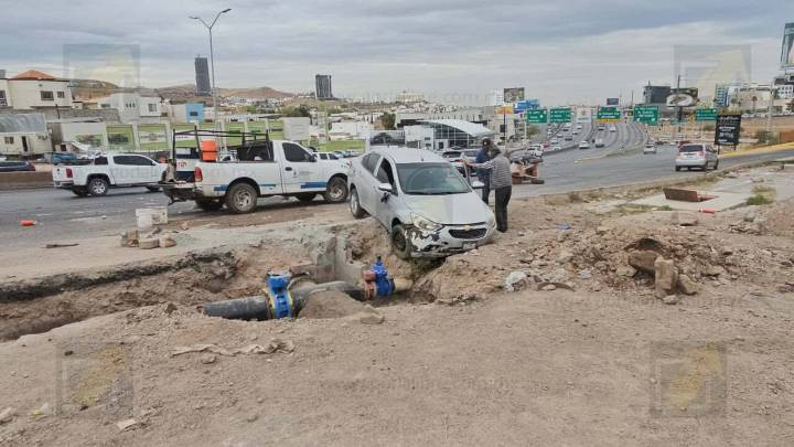 Adulto mayor cae con su vehículo a zanja y trabajadores de la JMAS se salvan de milagro