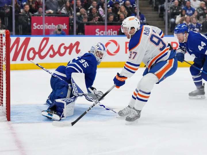 Oilers' superstar duo outshine dim Maple Leafs in Saturday night rout