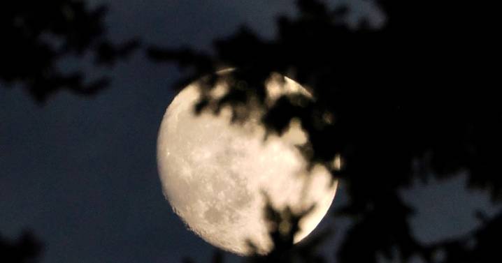 Full moon and high water