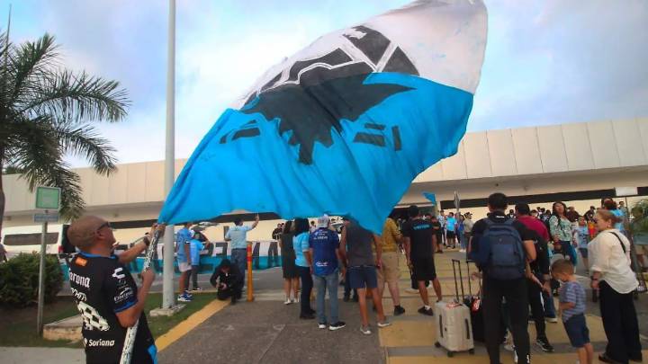 Fiesta en el aeropuerto de Tampico: así recibe la afición a la Jaiba Brava previo a la gran final