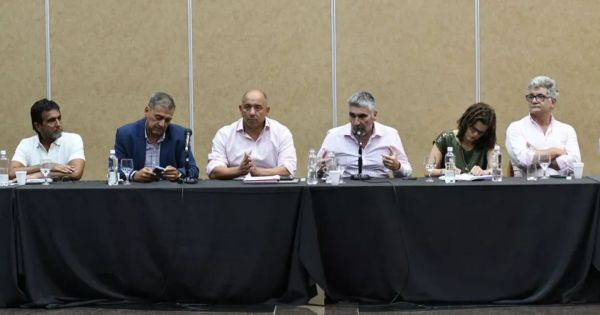 Aumento de sueldo y bono de $150.000: la propuesta de Provincia a los gremios