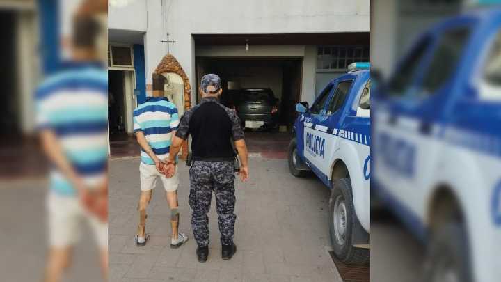 Detuvieron a un joven que amenazó a su madre con una cuchilla y la mantuvo encerrada