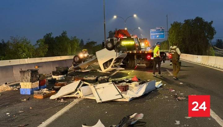 Camión se volcó tras colisionar con auto en Autopista Central: ruta está cortada