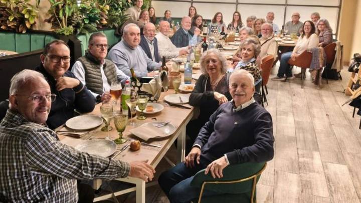 Funcionarios en activo y jubilados celebran la Navidad en Castrillón