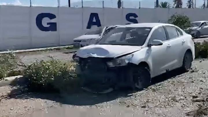 Conductor derriba árboles tras ser impactado por camioneta en bulevar Sección 38