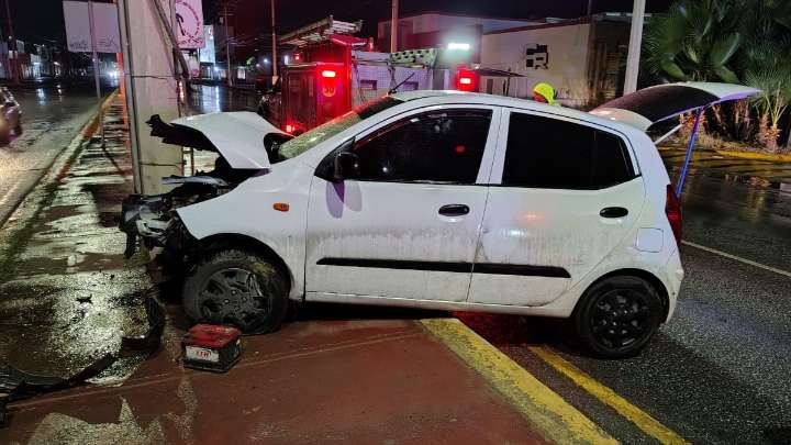 Conductora ebria choca contra poste de CFE en antigua carretera a San Pedro