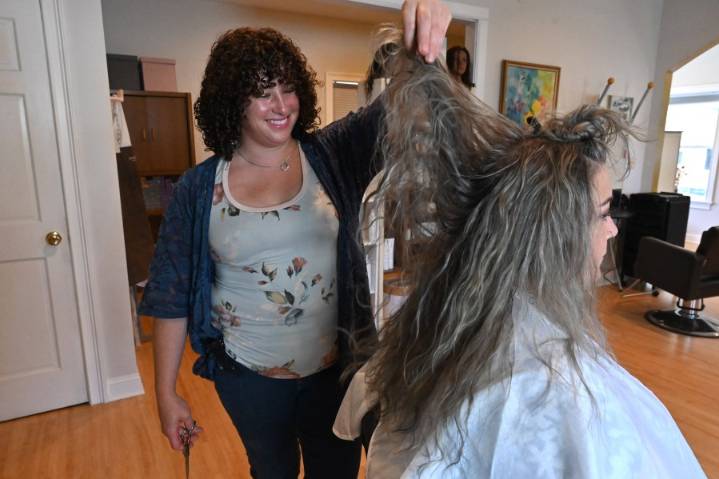 Holiday etiquette: Expert explains who to tip and how much