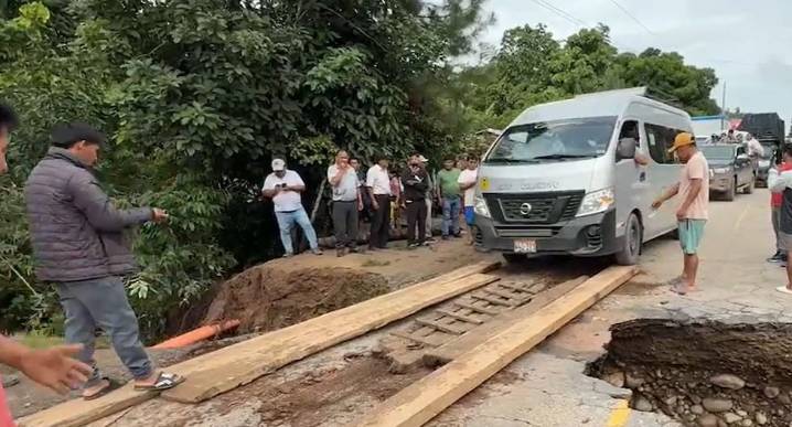 Lluvias provocan caída de plataforma vial que conecta Huancayo y Lima con Satipo