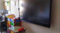 ¿Puede una pantalla digital estar a 70 centímetros de los pupitres? El caso de un colegio de Huesca