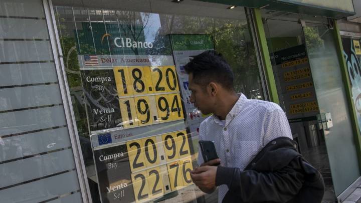 Peso pierde tras publicación de datos de inflación en México