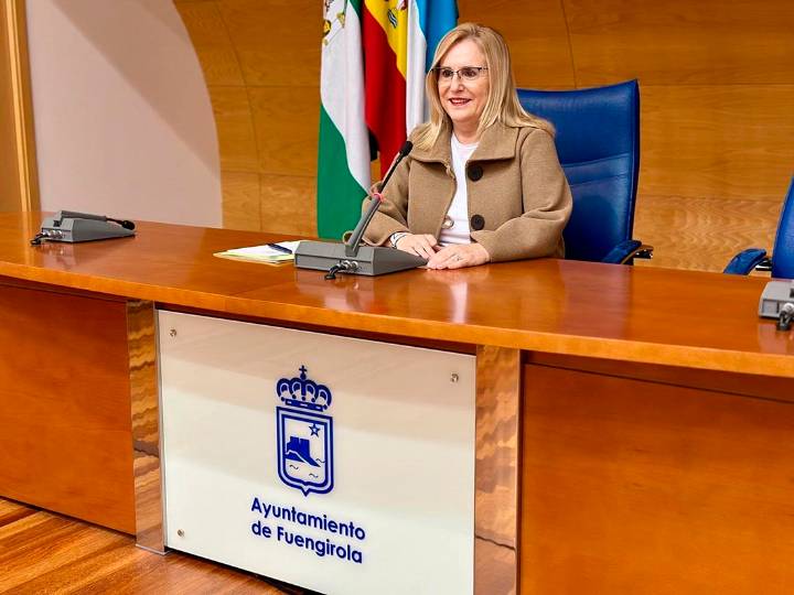 La alcaldesa de Fuengirola alaba «trabajo común para un presente y futuro de crecimiento» tras dos años de mandato