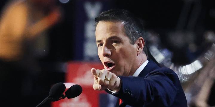 Senador estadounidense nacido en Colombia Bernie Moreno propuso eliminar la doble ciudadanía para los migrantes: “Todo o nada”