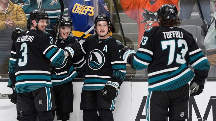 Smith scores 2 more, Sharks cruise past Mammoth