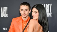 Kylie Jenner y Timothée Chalamet roban las miradas con sus looks naranjas en el estreno de "Marty Supreme": FOTO