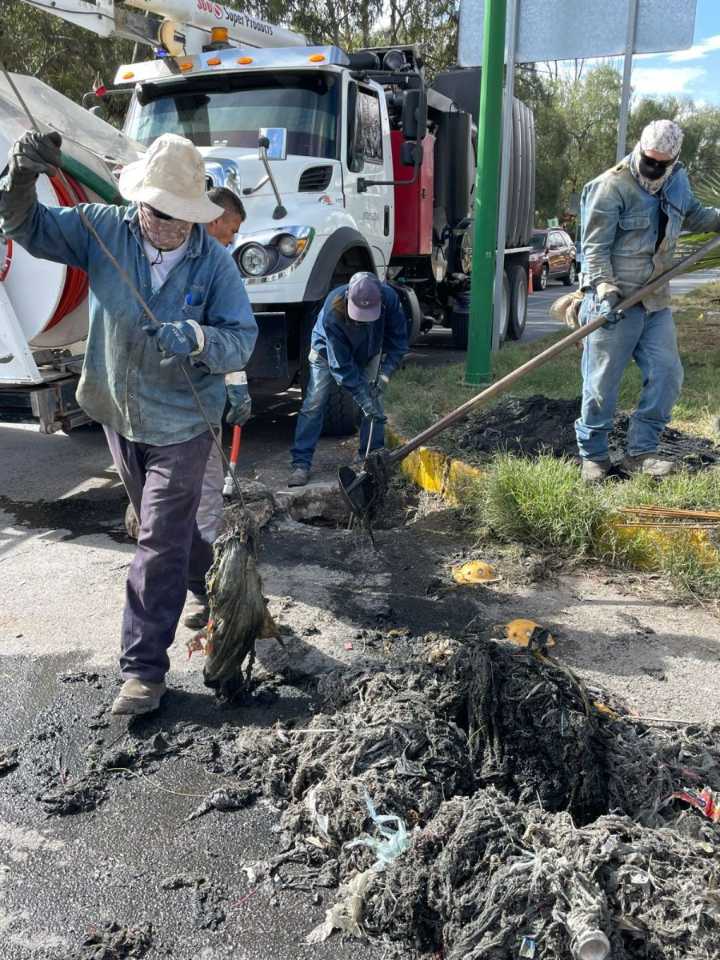 Basura en la red sanitaria provoca fugas de aguas negras en Hernán Cortés