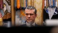 En un video de 2016, Hegseth afirmó que las Fuerzas Armadas de EE.UU. "no seguirán órdenes ilegales" del presidente