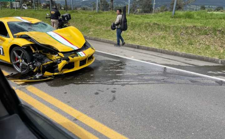 Choque entre Ferrari y moto en la vía La Calera