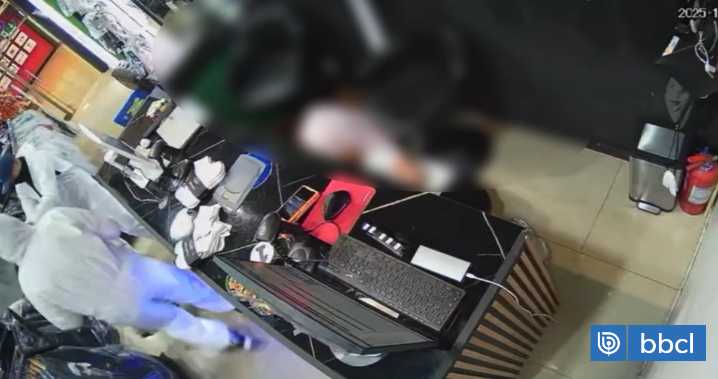 VIDEO | Delincuentes con overoles blancos roban ropa y perfumes desde el Midmall en Maipú