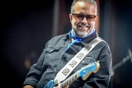 Fans of country music star with cancer ‘sobbing’ as his band serenades him in hospital