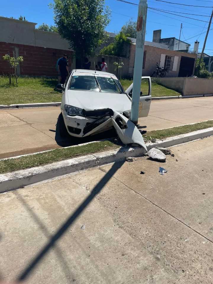 Un jubilado de 73 años que conduce un remis para sobrevivir a la crisis se estrelló contra una columna de alumbrado.