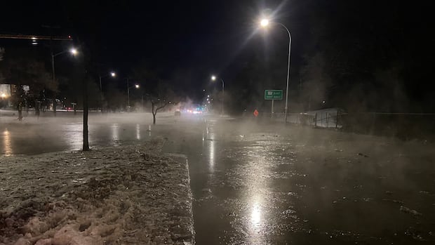 Main Street water main break blocks off traffic in North Kildonan