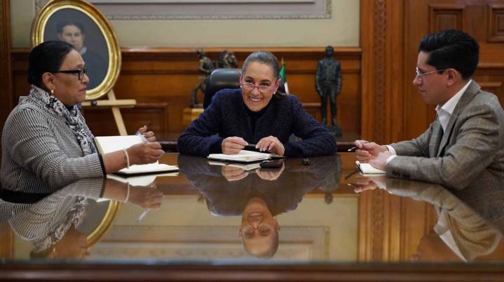 Sheinbaum extiende invitación al papa León XIV para visitar...