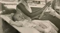 Así era la seguridad en los asientos del coche en 1958: sin cinturones de seguridad y sujetando a los bebés con la mano