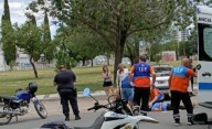 Iba a estacionar y chocó a una moto: una mujer hospitalizada