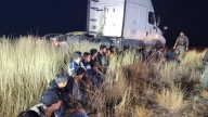 Rescatan a 23 Migrantes Ocultos en un Tráiler en la Frontera de Texas con México; Hay Mexicanos