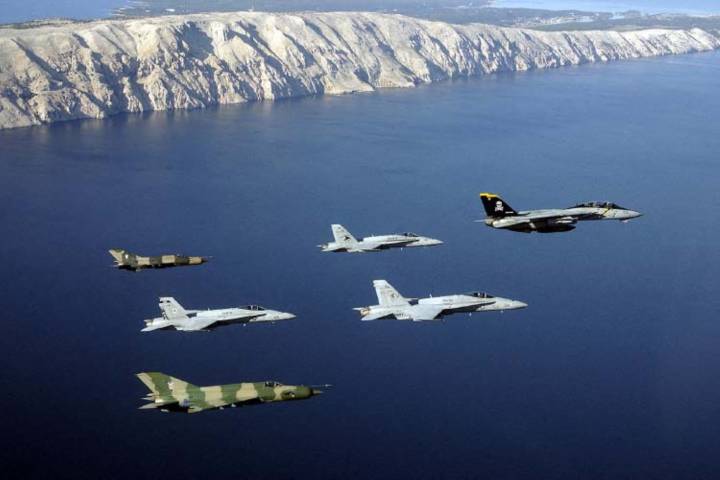 Cazas F-18 de EE. UU. se internan por 40 minutos en espacio aéreo venezolano en el Caribe