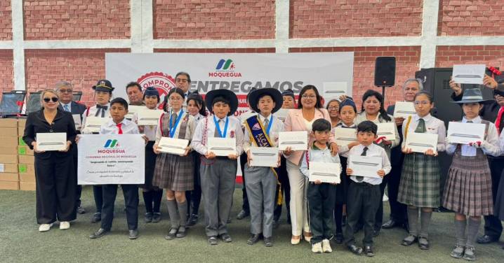 GORE Moquegua entrega tablets para estudiantes de primer y segundo grado de primaria