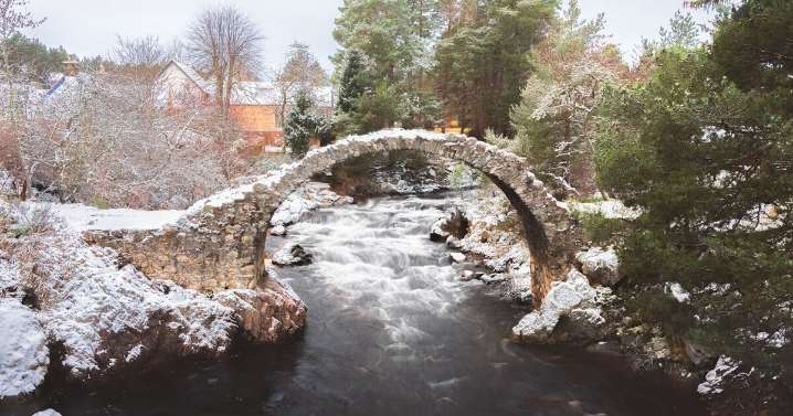 UK snow maps turn white as 9 towns hit by 'snow bomb' - full list 