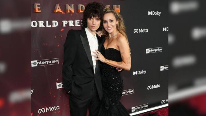 ¿Boda a la vista? Miley Cyrus luce anillo de diamante y desata rumores de compromiso