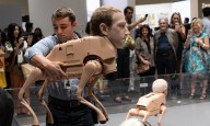 Perros robóticos con rostros de Musk, Bezos y Picasso acaparan la atención en Art Basel